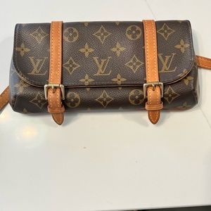 Louis Vuitton clutch/Fanny pack AUTHENTIC! Good condition 💕